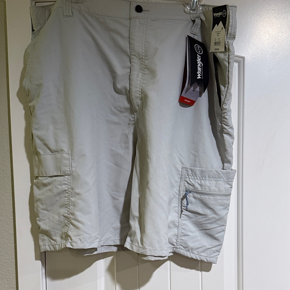 Wrangler Men's Light Gray Cargo Shorts